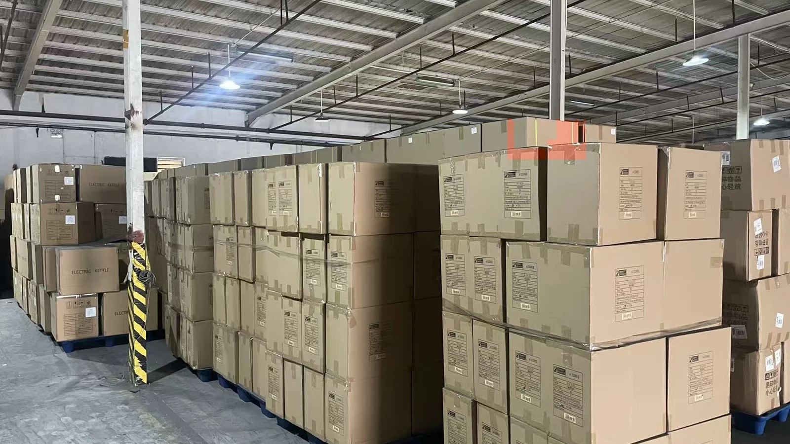 XCJD 仓库出口纸箱堆叠于托盘(FBA 备货场景)